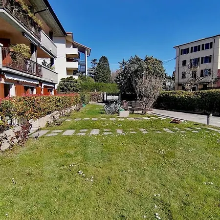 Front With Loft Bed And Pool Lägenhet *