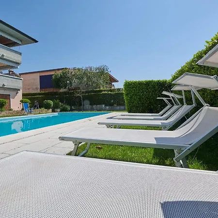 Front With Loft Bed And Pool Appartamento Bardolino