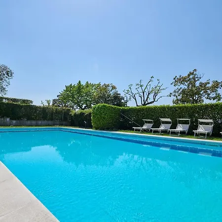 Front With Loft Bed And Pool Appartamento