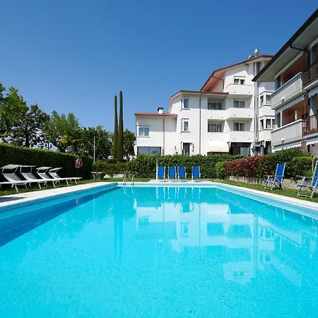 Appartement Front With Loft Bed And Pool